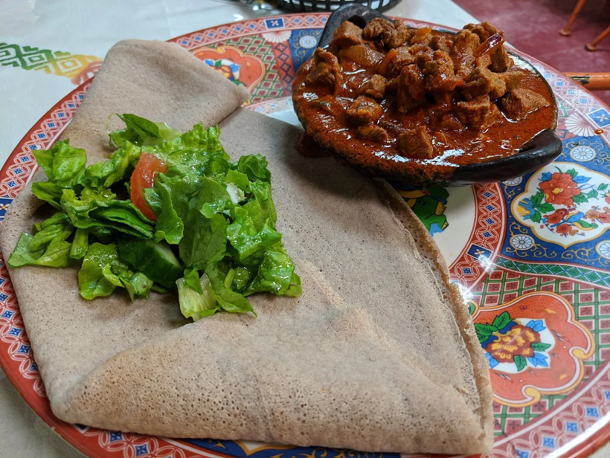 牛肉の煮込みとインジェラ